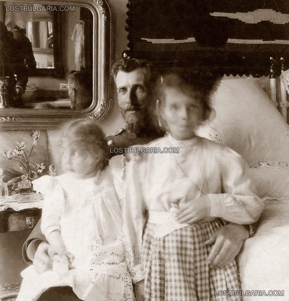 Портрет на мъж в униформа и две деца, които не могат да застанат мирно за снимката, началото на ХХ век