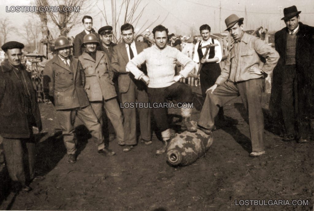 Екип от Противовъздушна и Химическа Защита и доброволци с невзривена авиационна бомба. София, 8 декември 1943 г.