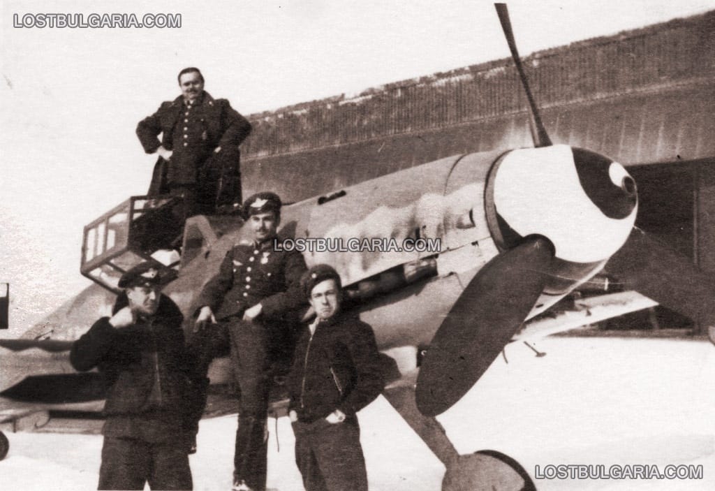 Летци на бойно дежурство с изтребител Месершмит-109Г, летище Враждебна, зимата на 1943-44 г. 