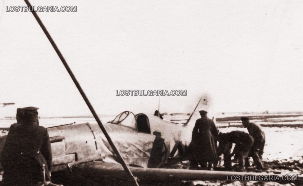Изтребител Девоатин De.520 кацнал аварийно след въздушен бой, летище Враждебна, началото на 1944 г.
