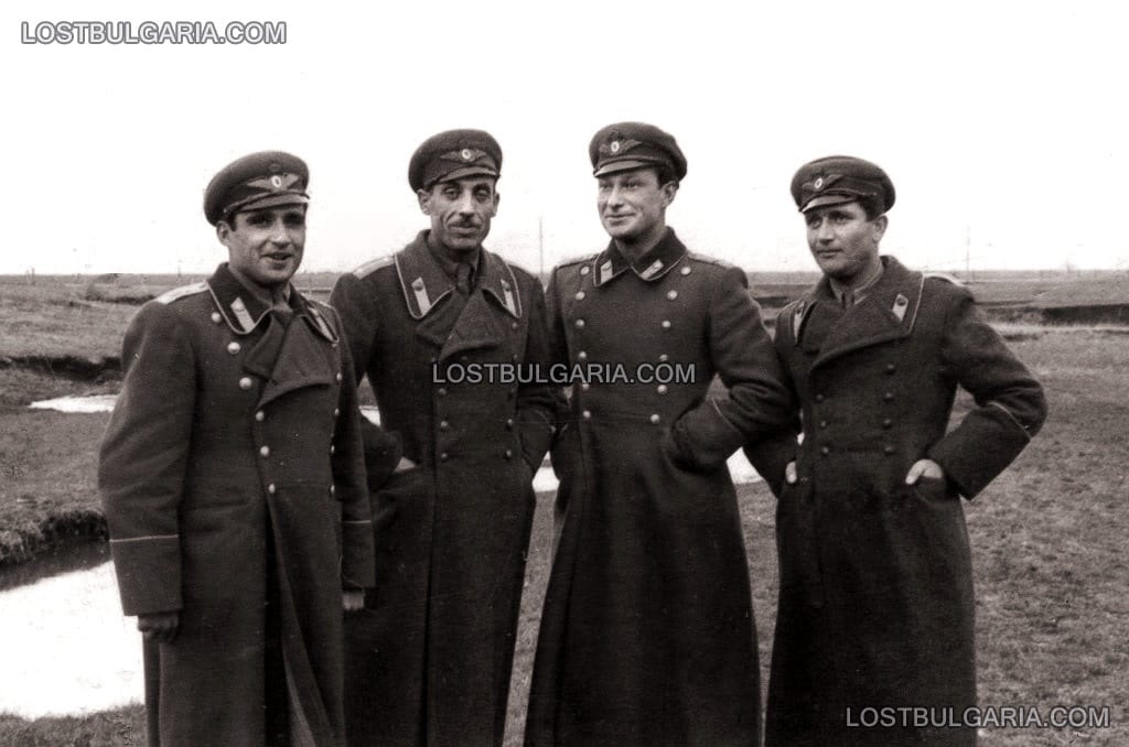 Български летци, трети от ляво на дясно капитан Димитър Списаревски, загинал във въздушен бой на 20 декември 1943 година, като сваля с въздушен таран американски четиримоторен бомбардировач