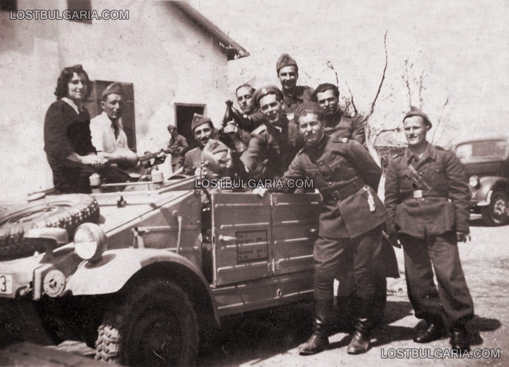 Подофицери с щабен автомобил KdF Volkswagen typ 81, в дясно - камион Опел Блиц, 19 април 1944 година