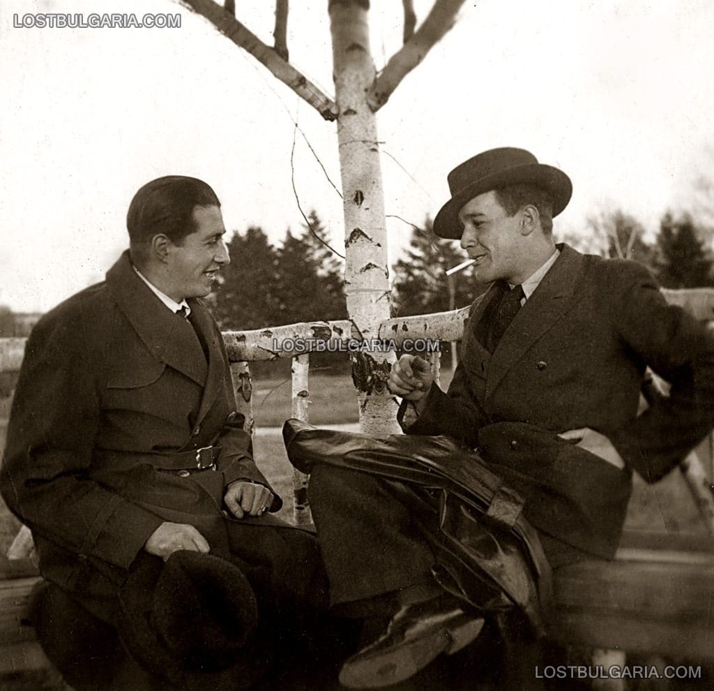 Двама млади господа в беседка, Борисовата градина, 30-те години на ХХ век