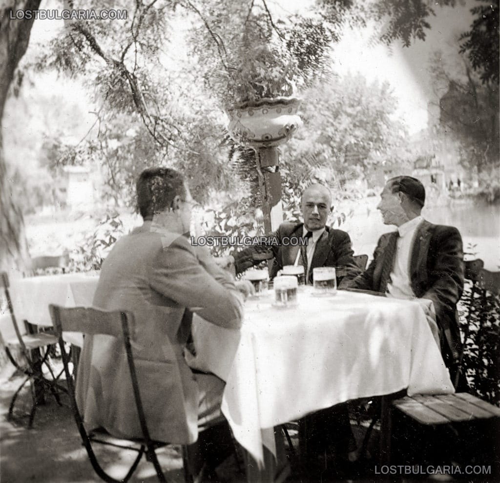 На по бира в кръчмата на острова в езерото "Ариана", Борисовата градина, 30-те години на ХХ век