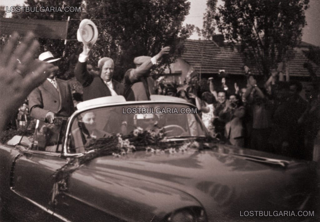 Никита Хрушчов и Тодор Живков при посрещането на съветския лидер през 1962  година. Двамата вождове се возят в американски Кадилак кабриолет |  Изгубената България