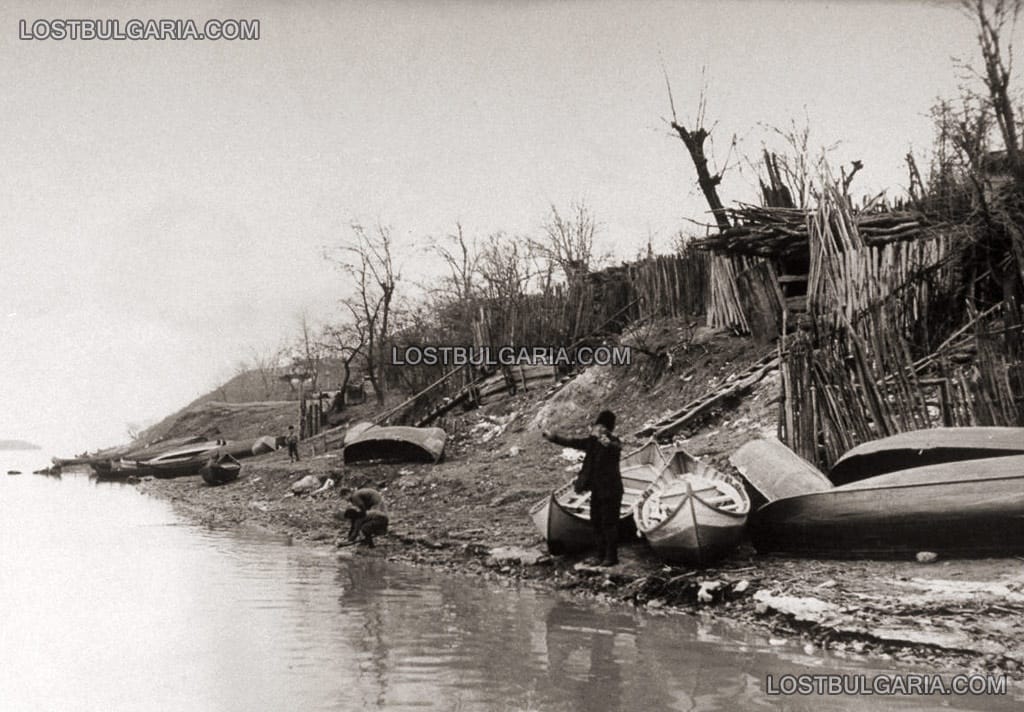 Лодкари, превозващи пътници през Дунава преди построяването на мост между България и Румъния, 30-те години на ХХ век