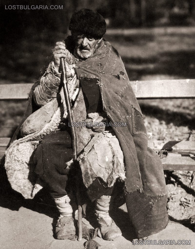 Много бедно облечен възрастен мъж, 20-те години на ХХ век