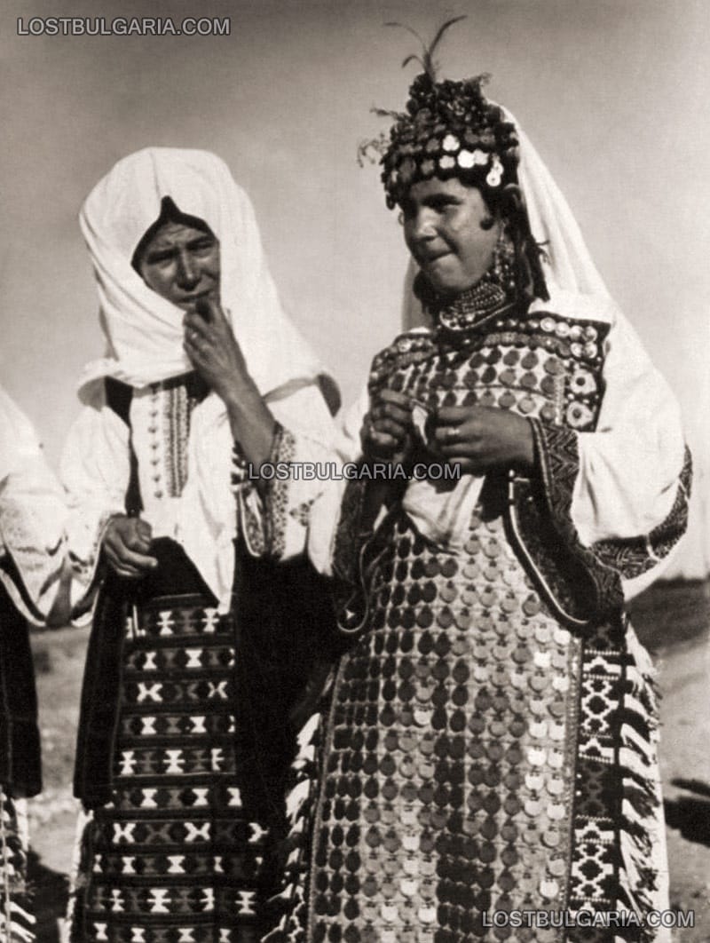 Жени, облечени в народни носии, 20-те години на ХХ век