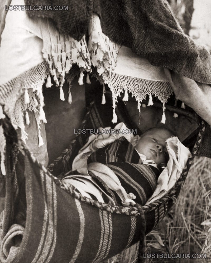 Пеленаче в люлка по време на паша, 20-те години на ХХ век
