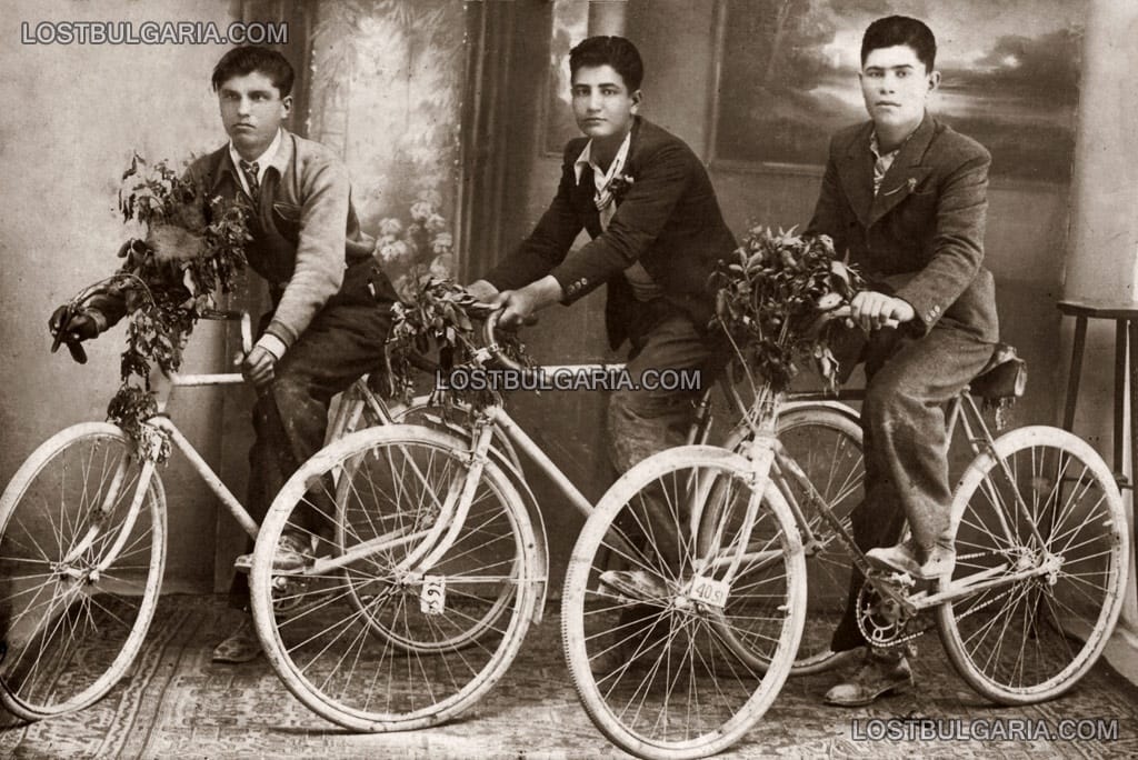 Млади мъже с велосипеди, Силистра, 30-те години на ХХ век
