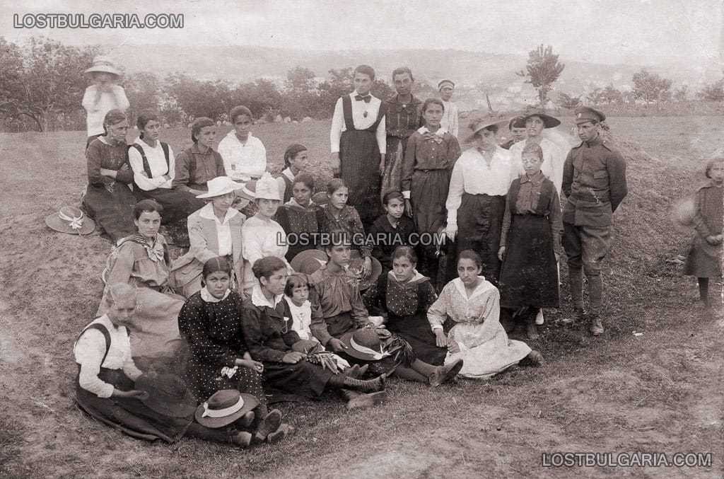 Група младежи и деца на излет, началото на ХХ век