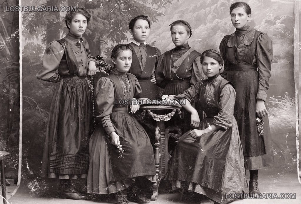 Ученички в девическа гимназия, 20-те години на ХХ век
