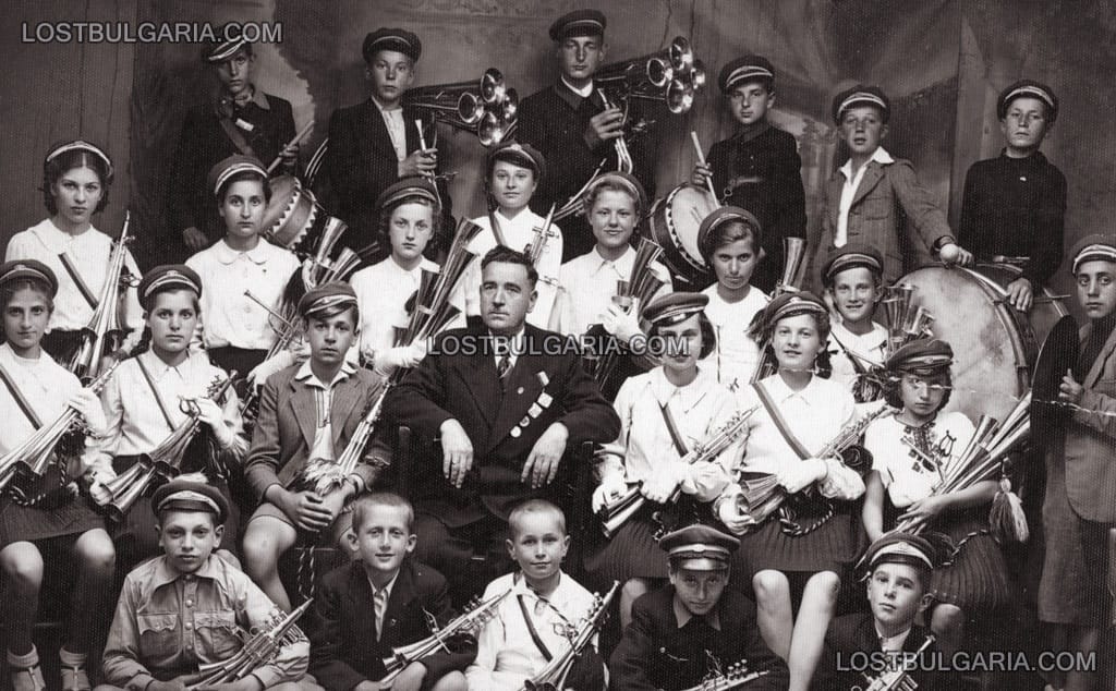 Духов ученически оркестър от Ямбол с ръководителя си, 30-те години на ХХ век