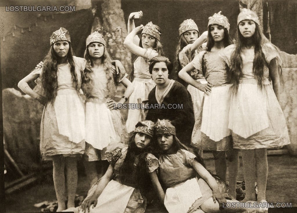 Училищна танцова трупа с ръководителката си, 20-те години на ХХ век