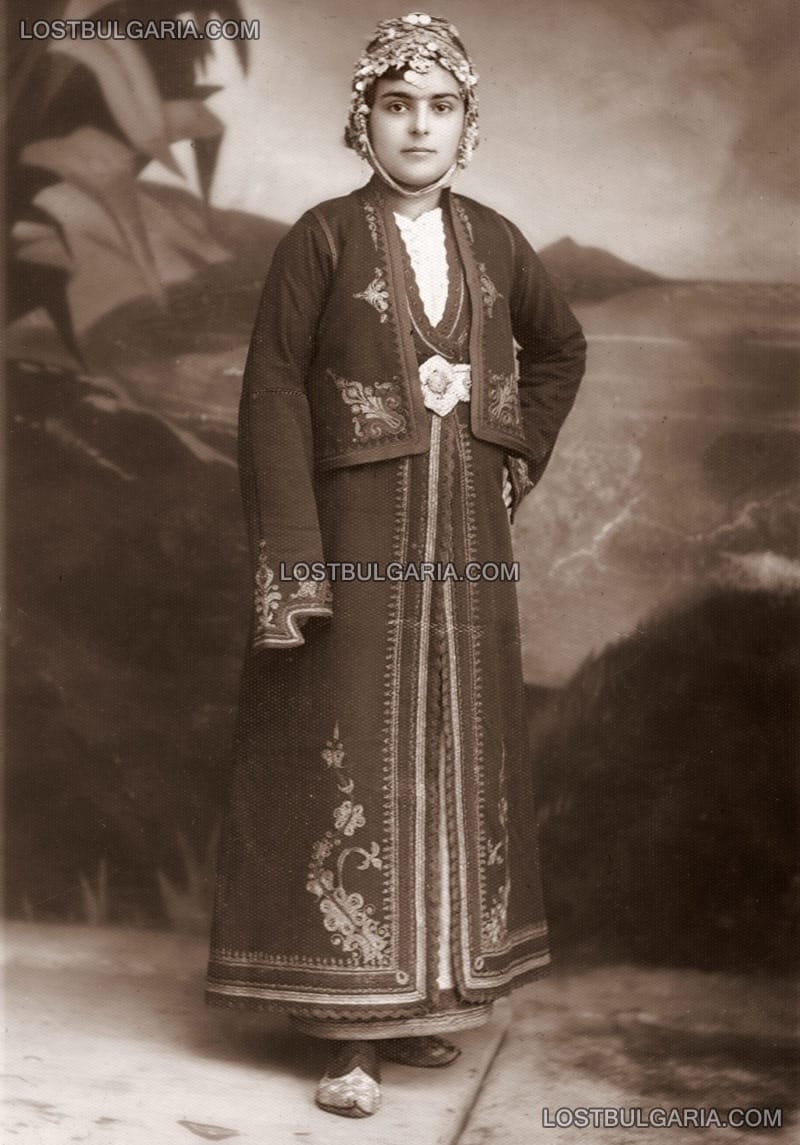 Млада жена от Пашмаклий, сега Смолян, облечена в народна носия, 1933г.