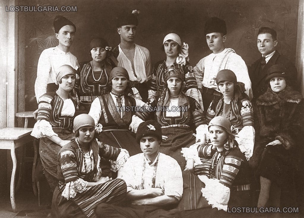 Младежи и девойки, облечени в народни носии, 20-те години на ХХ век