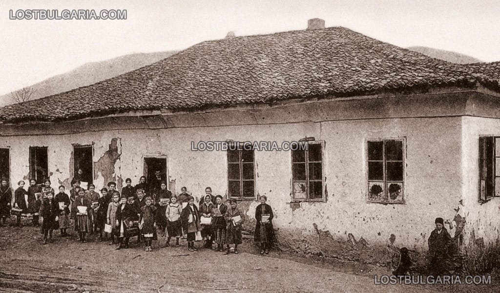 Ученици пред българското училище в Цариброд, началото на ХХ век