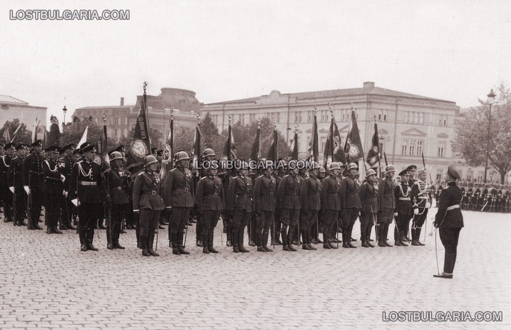 Военен парад в София на площад "Св. Александър Невски", в дъното се виждат Народното събрание и Ректората, 30-те години на ХХ век