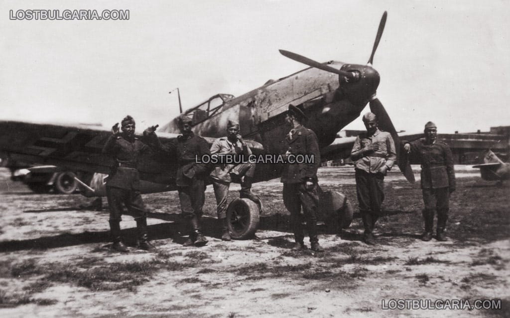 Български летец и войници пред немски изтребител Месершмит-109, летище Пловдив, 1941 г.