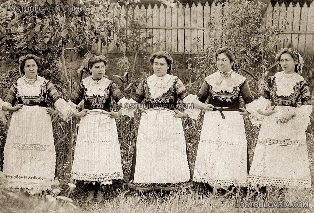 Млади жени, облечени в народни носии играят хоро, 20-те години на ХХ век