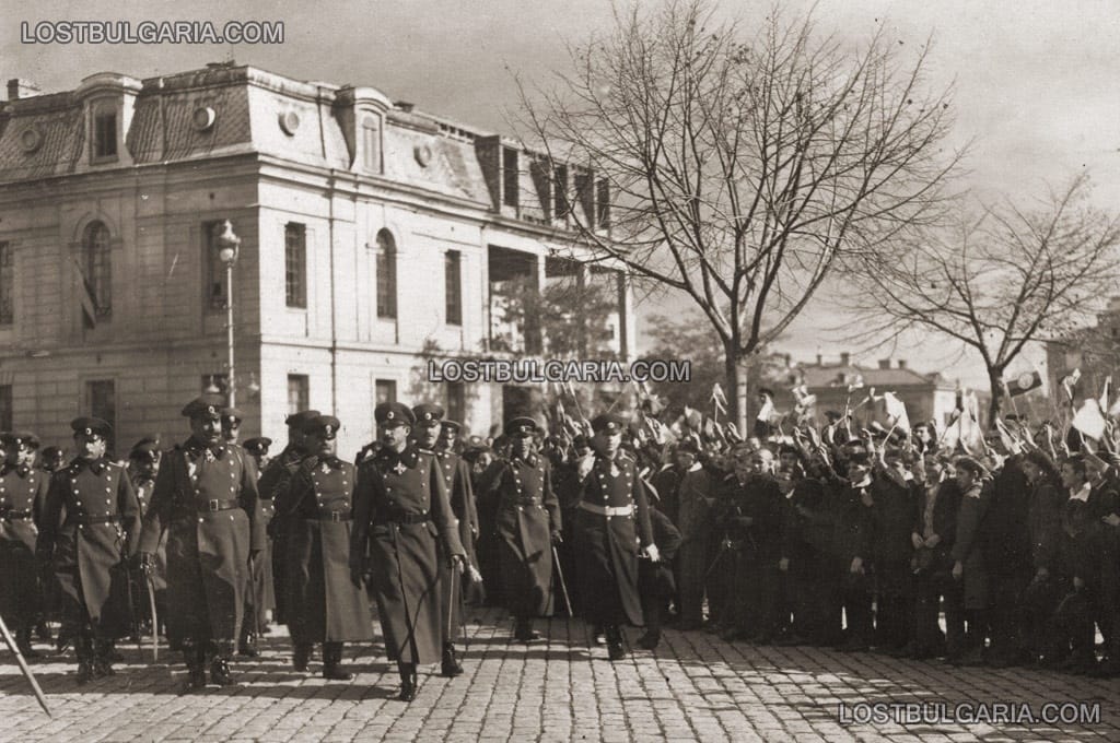 София, военен парад начело с цар Борис ІІІ и генерали, в ляво - сградата на Държавната печатница, преди 1935 г.