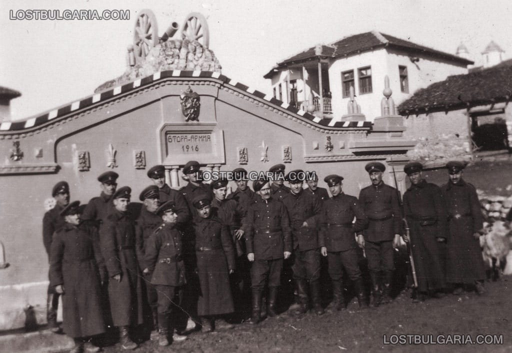 Чешмата-паметник на Втора армия, построена през 1916 г. в село Левуново, Благоевградска област, снимка от 30-те години на ХХ век