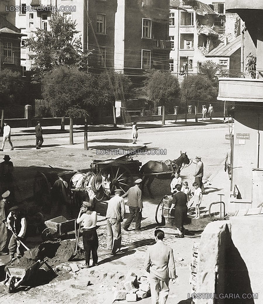 София, възстановителни работи след бомбардировките, улица "Янтра" и улица "Цар Иван Асен II", 1944 г.