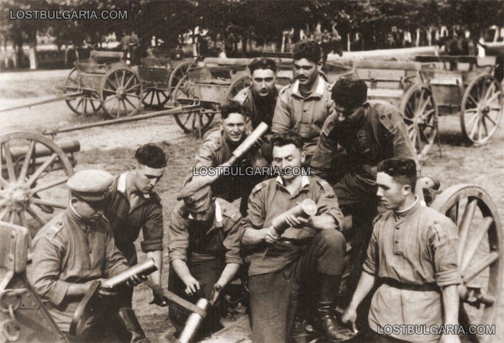 Артилеристи почистват и полират гилзи за снаряди, 30-те години на ХХ век