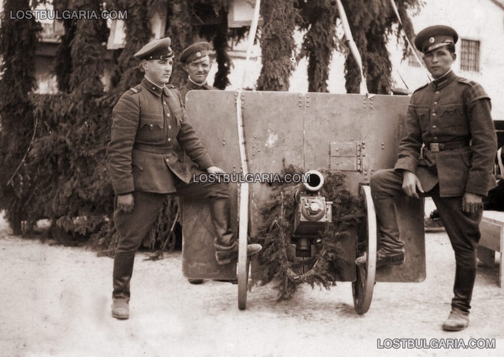 Банско, войници и военен музикант с планинско оръдие, преди водосвет, 30-те години на ХХ век