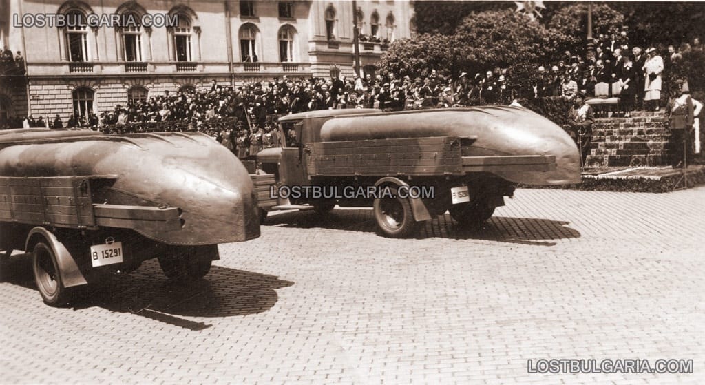 Гергьовденски парад, камиони с понтони преминават пред цар Борис ІІІ, генерали и чужди военни аташета, София, 30-те години на ХХ век
