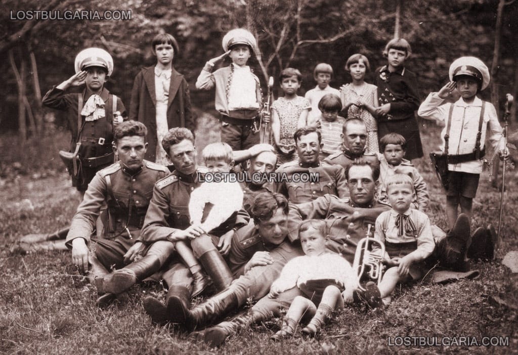 С децата и племенниците - офицери на излет, 1930-32 г.