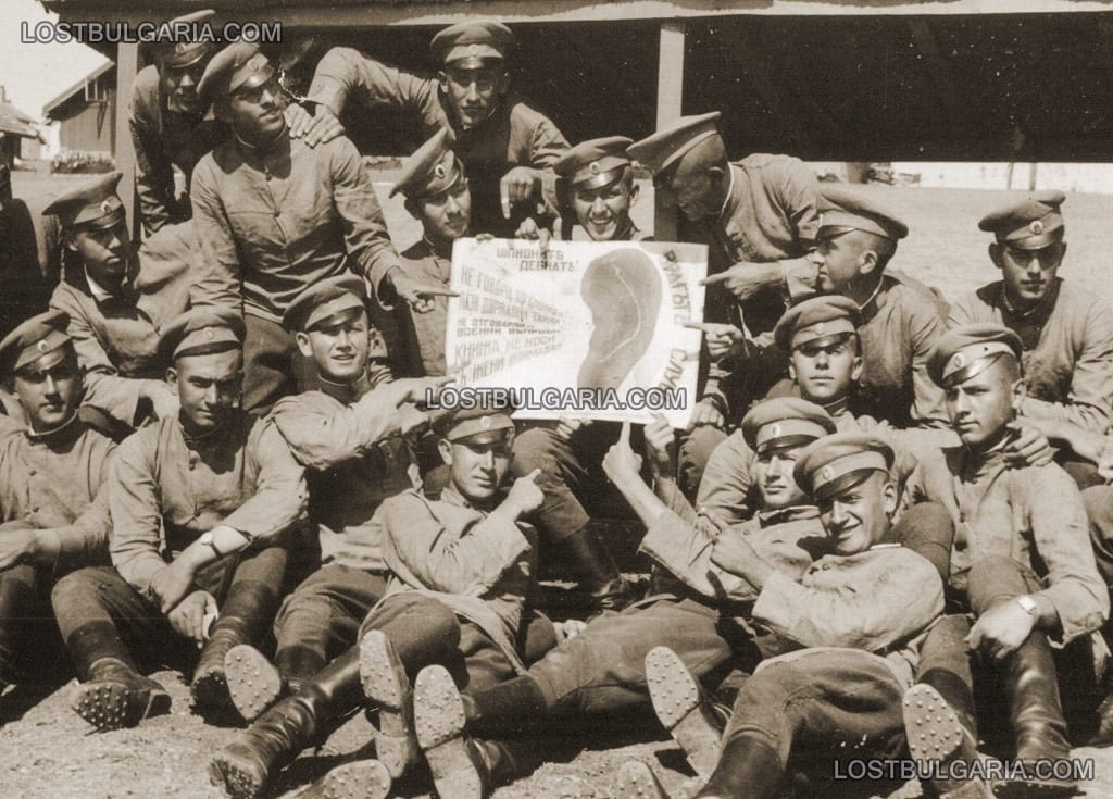 Войници с пропагандно табло "Врагът слуша, шпионите дебнат!", 30-те години на ХХ век