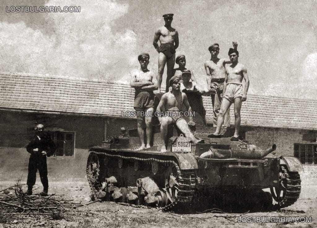 Войници с танк Викерс, с. Мало Бучино, 20 юли 1944 г.