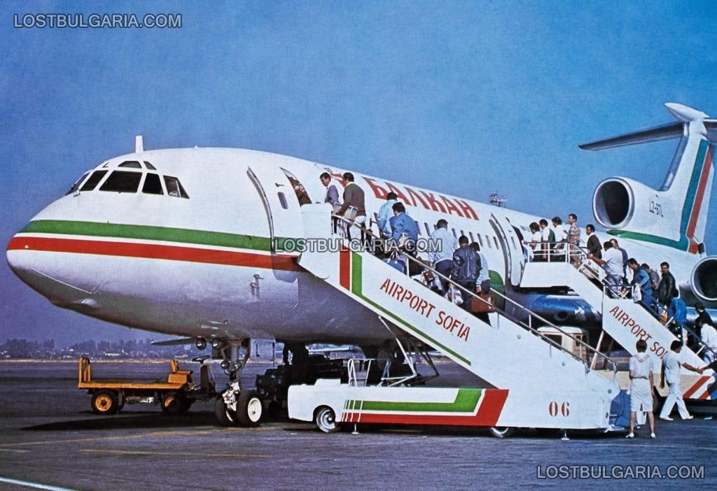 Пасажери се качват на самолет ТУ-154 на БГА Балкан, летище София 1988г.