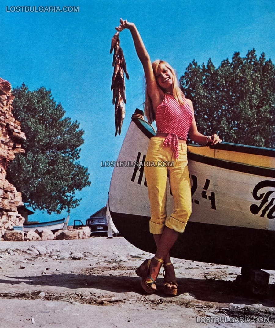 Руса девойка позира с връзка прясна риба - рекламна фотография от 1973г. , Несебър