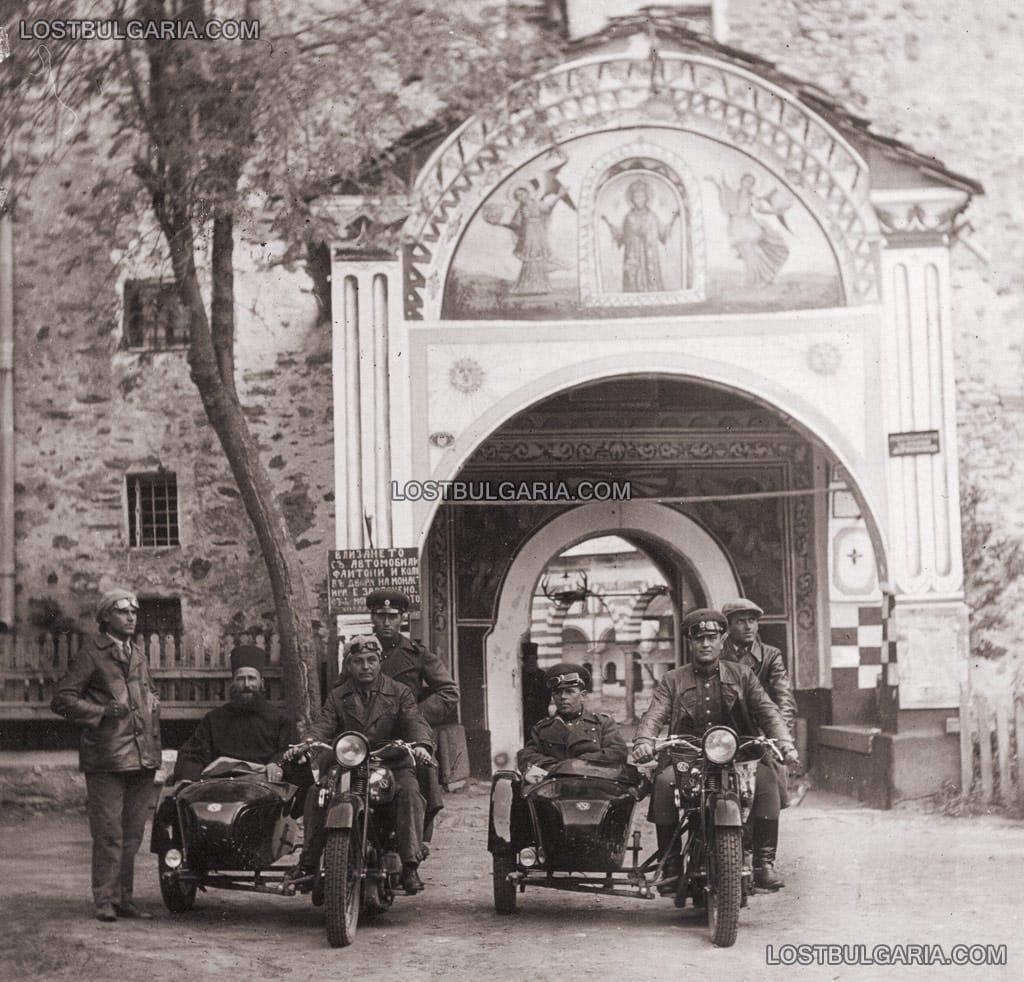 Офицери и свещеник с мотоциклети на входа на Рилския манастир, 30-те години на ХХ век
