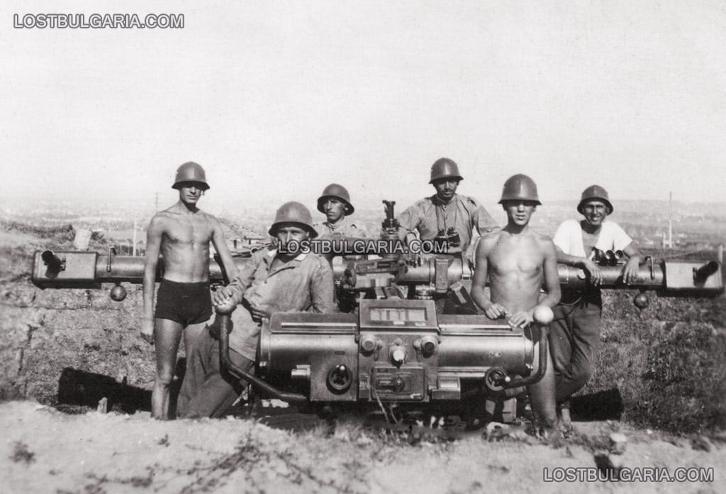 Войници на позиция с далекомер