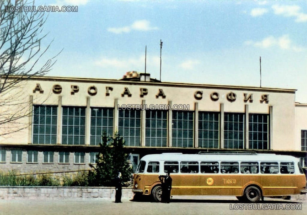 Автобус на ТАБСО (Транспортно-авиационно българо-съветско общество) на летище София, 60-те години на ХХ век