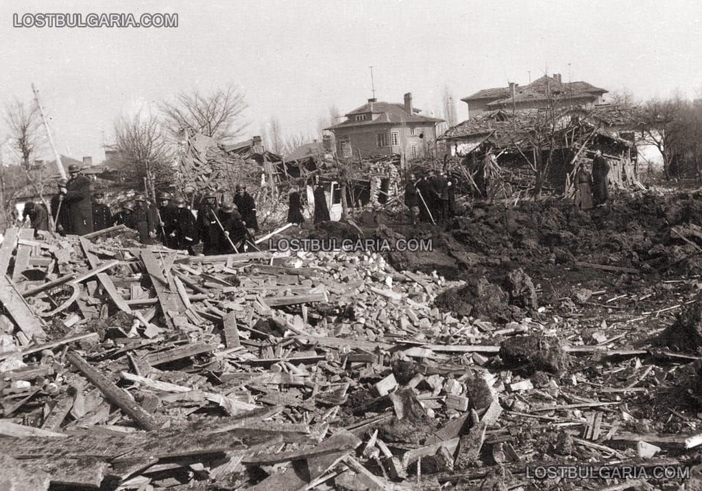 София, екипи на Противовъздушна и химическа защита разчистват разрушения след поредната бомбардировка, 1943-44 г.