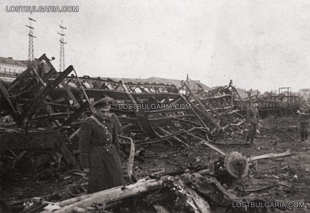 Разрушени влакови композиции на гара, бомбардировките 1943-44 г.