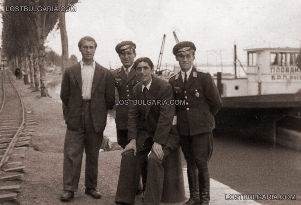 На дунавско пристанище, летци с първи следвоенен образец униформи, около 1947 г.