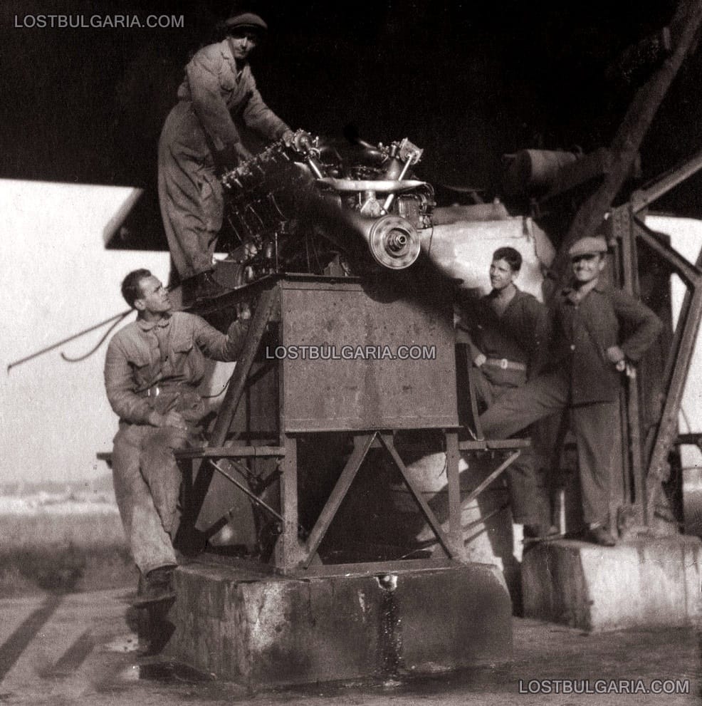 Техници изпитват на стенд ремонтиран самолетен двигател, Божурище, 1928 г.
