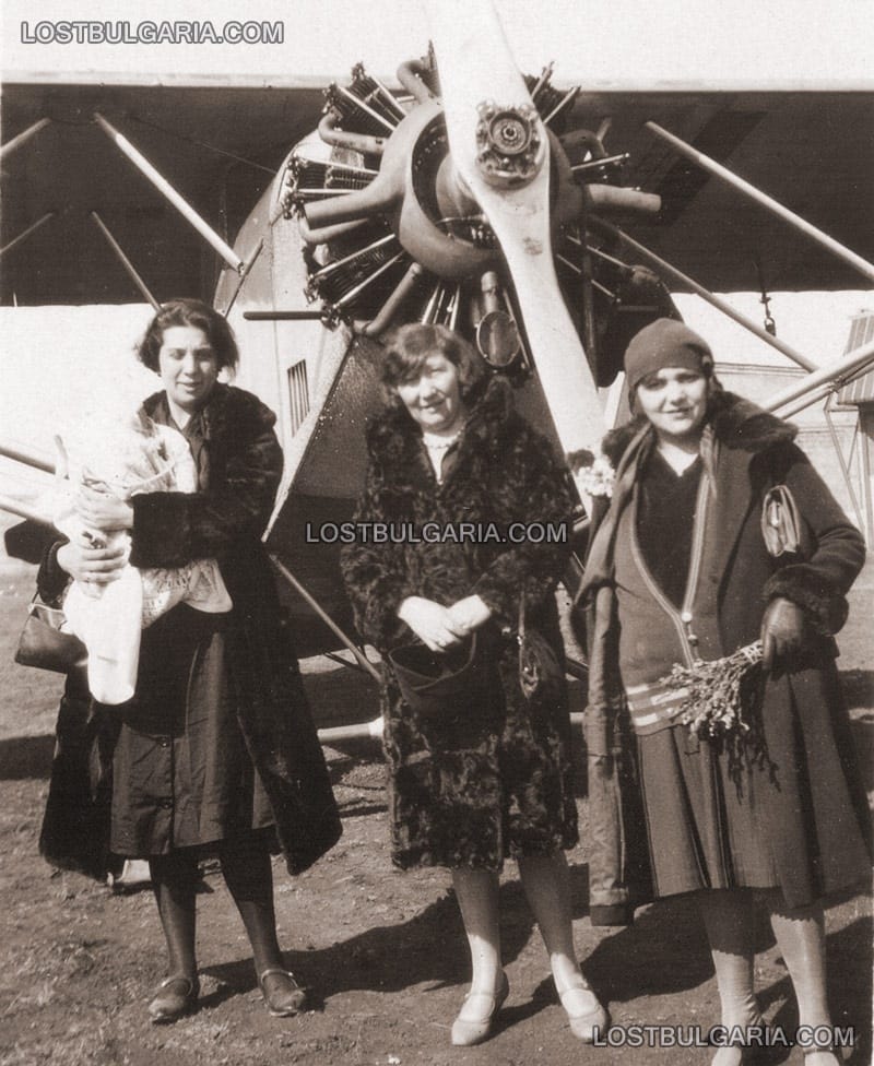 Снимка за спомен с аероплан, летище Божурище, 1928 г.