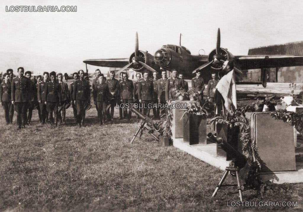 1943 година, летище Пловдив, 5-и бомбардировъчен полк, самолет Дорние-17 "Ураган" (Dornier DO 17), вероятно служба за смъртта на цар Борис ІІІ