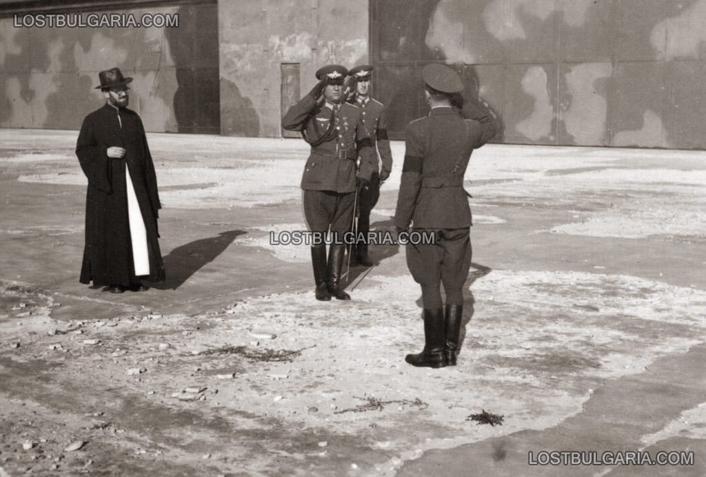 1943 година, летище Пловдив, 5-и бомбардировъчен полк, офицери с траурни наръкавни ленти и свещеник, вероятно служба за смъртта на цар Борис ІІІ