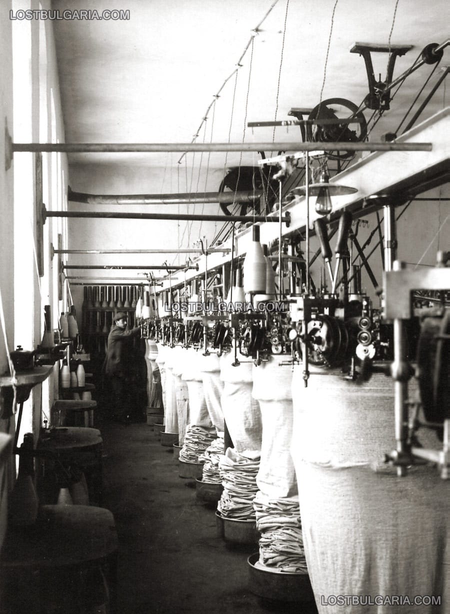 Трикотажен отдел от фабриката за фланели, плетени долни гащи и пр. "Селвелиев и Цончев", Габрово, 30-те години на ХХ век