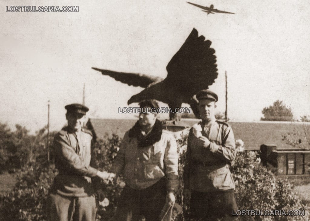 Съветски и български офицери-летци на фона на излитащ самолет, Божурище, 1945 г.