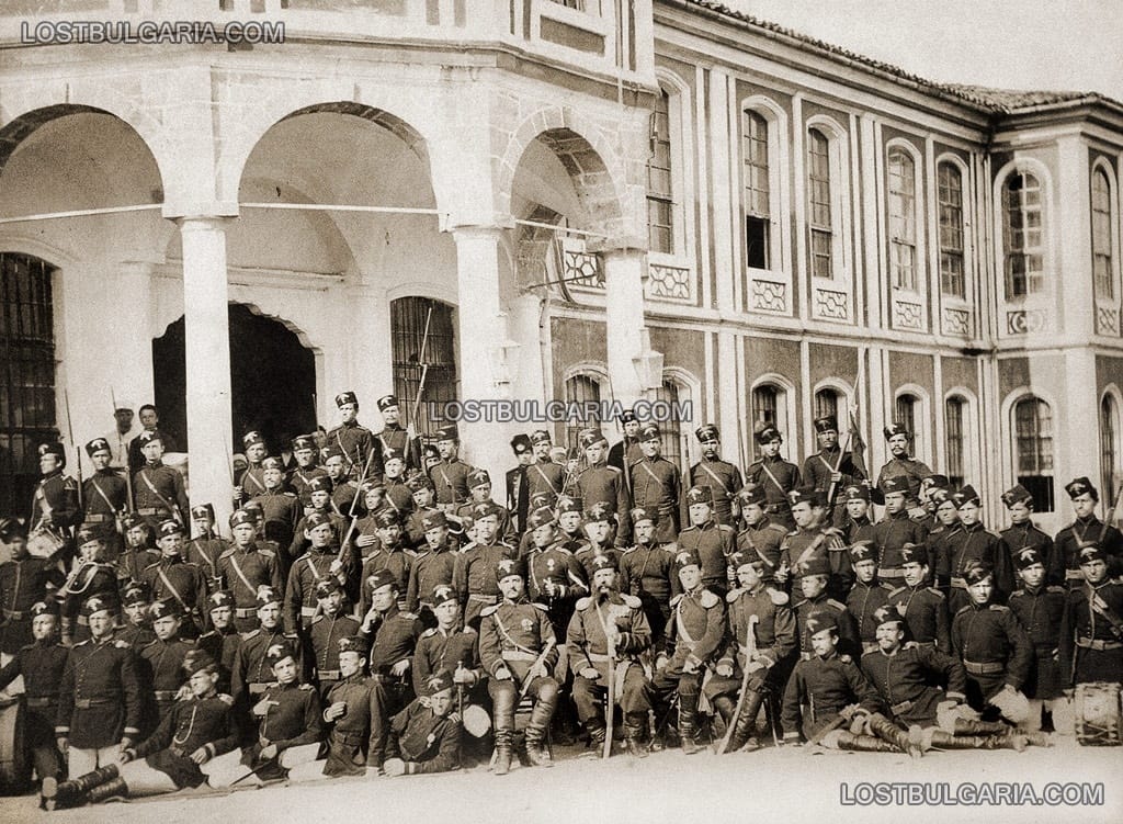 Командирът на 17-та пеша Търновска дружина с офицери и войници, пред сградата на Учредителното събрание (бивш конак), април 1880 г.