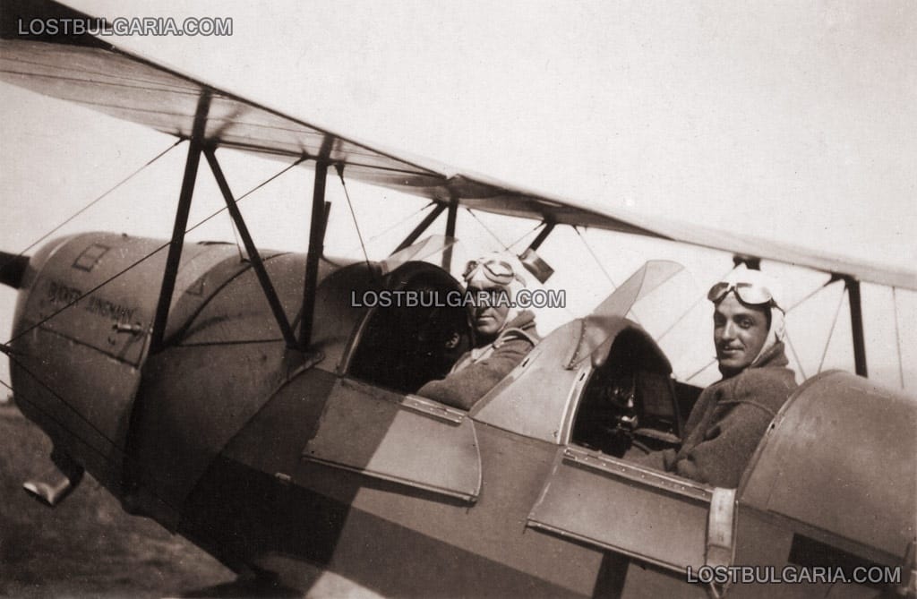 Летец-инструктор и ученик със самолет Бюкер Юнгман, Въздушните школи на летище Казанлък, 1939 г.