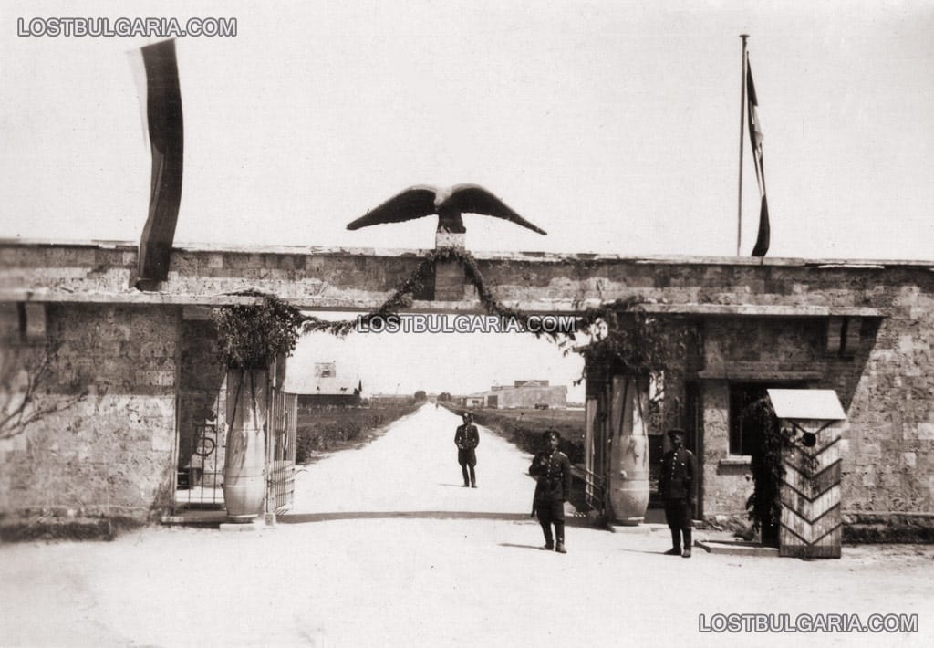 Порталът на летище Пловдив, база на 5-ти бомбардировъчен полк